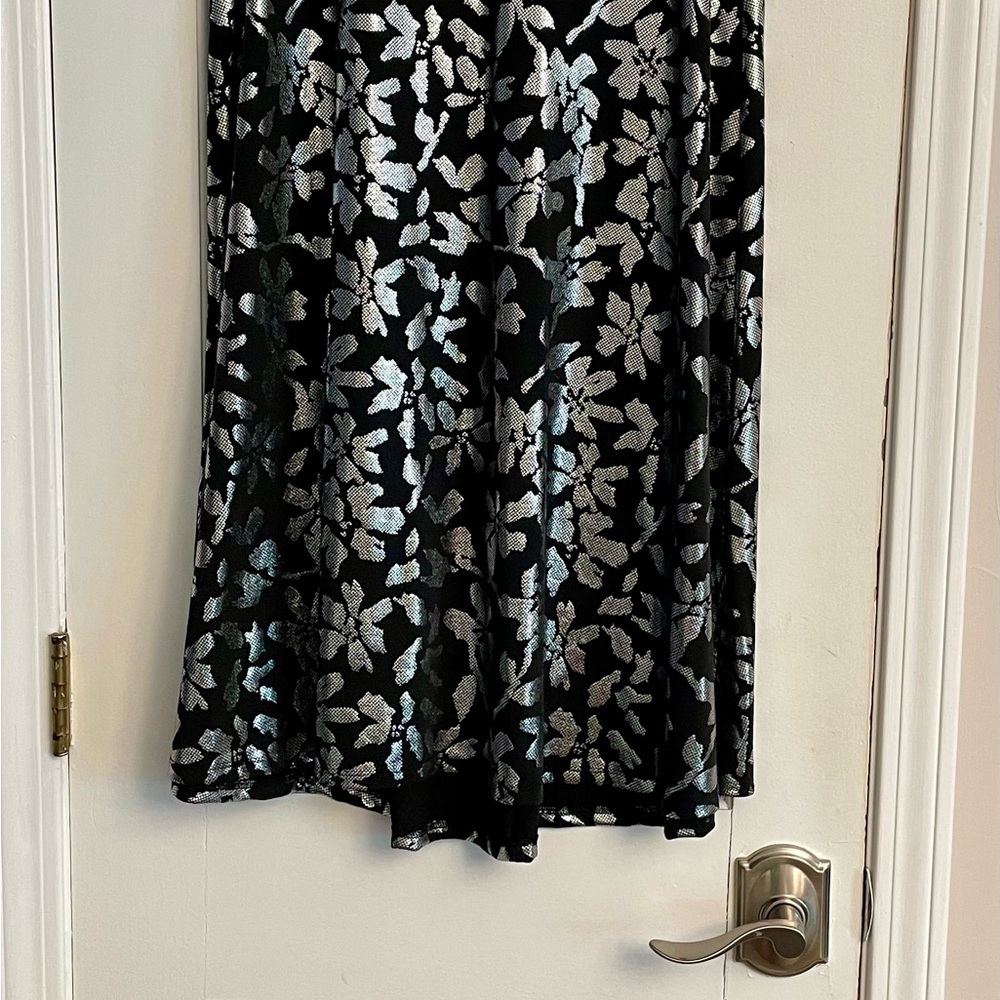 Gorgeous XS Black & Silver Floral LuLaRoe Elegant Carly Swing Dress Fits 2 to 8 - Picture 3 of 11